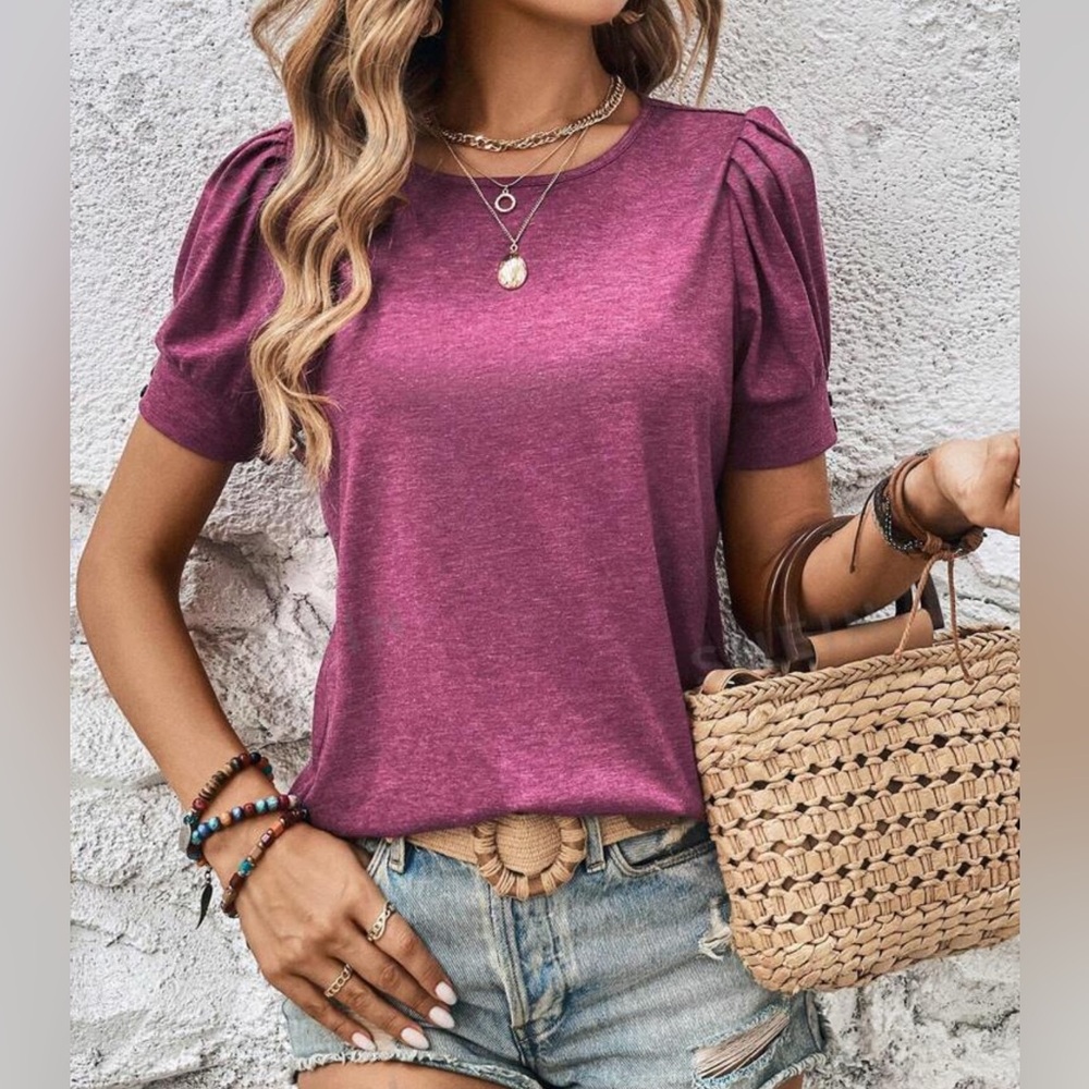 NWOT. Woman’s Puff Sleeve Round Neck Tee size M